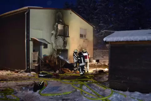 Die Ermittlungen zur Ursache des Wohnhausbrands in der Bruchwiesenstraße in Ramstein-Miesenbach dauern noch an. 