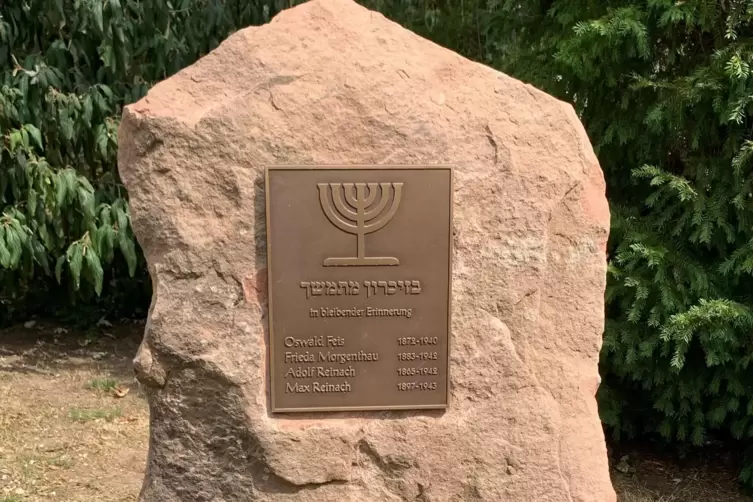 Gedenkstein für die Opfer der Schoa auf dem jüdischen Friedhof in Deidesheim. 