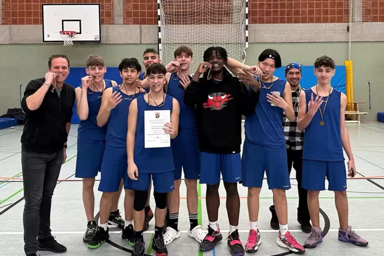 Die Basketballer der Friedrich-Ebert-Realschule Plus haben sich für das Landesfinale Jugend trainiert für Olympia qualifiziert.