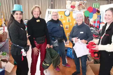 Pfälzer Frauenpower beim Pfennigbasar (v.l.): Funda Kara, Doris Lins, Lydia Würth, Helga Esser und Birgit Maczek. 