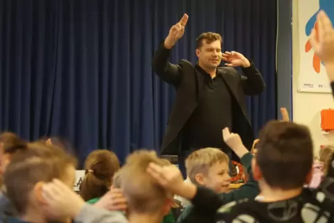Der Kinderbuchautor Armin Pongs animierte die Kinder zum Mitmachen.