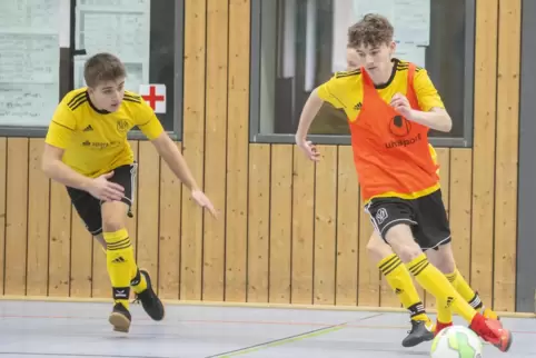 Szene von der B-Jugend-Stadtmeisterschaft 2020: In er Partie SV Ixheim I gegen SV Ixheim II treibt Lukas Schönborn (orange) den 