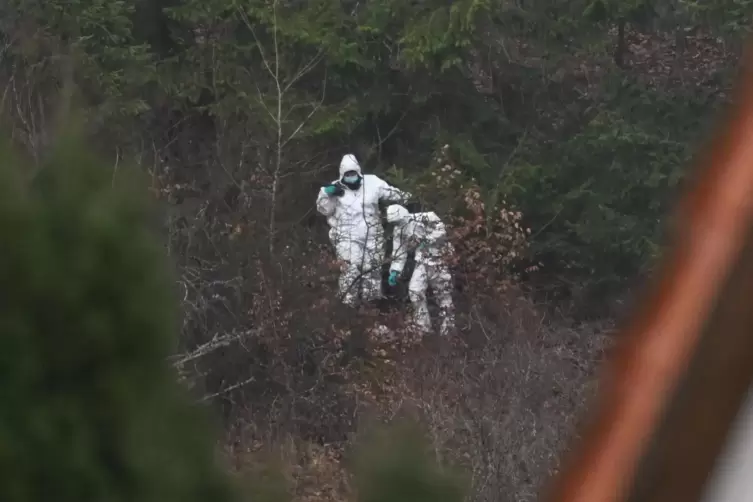Ermittler in einem Waldstück bei Esslingen, in dem am Donnerstag eine Leiche gefunden wurde. 