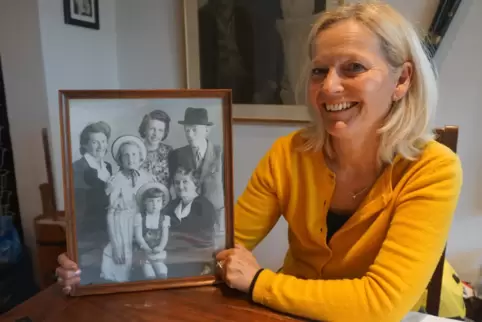 Karl Valentins Urenkelin Rosemarie Scheitler-Vielhuber mit einem alten Foto, das den Künstler im Kreise seiner Lieben zeigt.