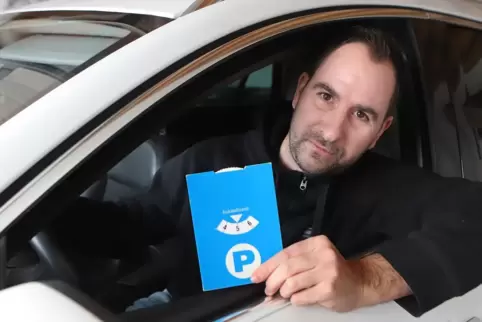 Manuel Gein mit der beanstandeten Parkscheibe. 