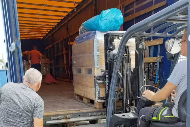 Hilfsg&uuml;ter aus R&ouml;merberg: In einem Lager im polnischen Lancut werden sie umgeladen. 