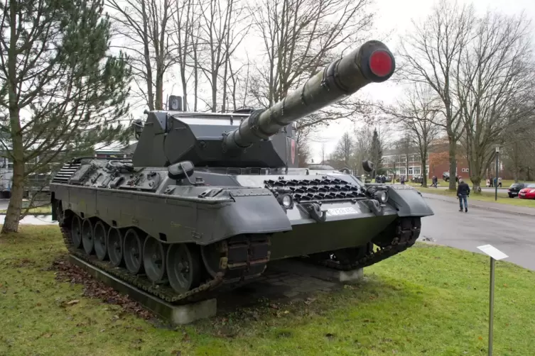  Ein ausgestellter Kampfpanzer vom Typ Leopard 1 A4 ist in der Graf-Stauffenberg-Kaserne in Sigmaringen zu sehen.
