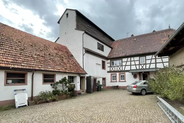 Zur alten Dorfmühle von Steinweiler gehören neben Wohnhaus und Mühlturm auch Stallungen und Scheune. 