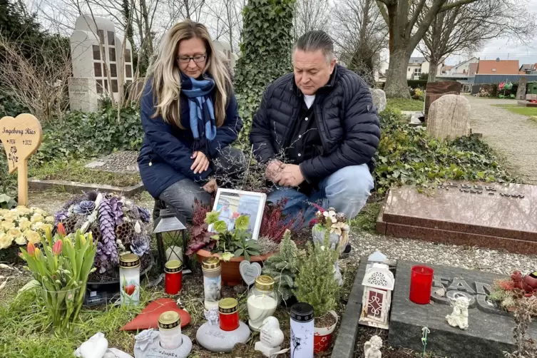 Maja und Kurt Sprengart am Grab ihres Sohnes in Ruchheim. 