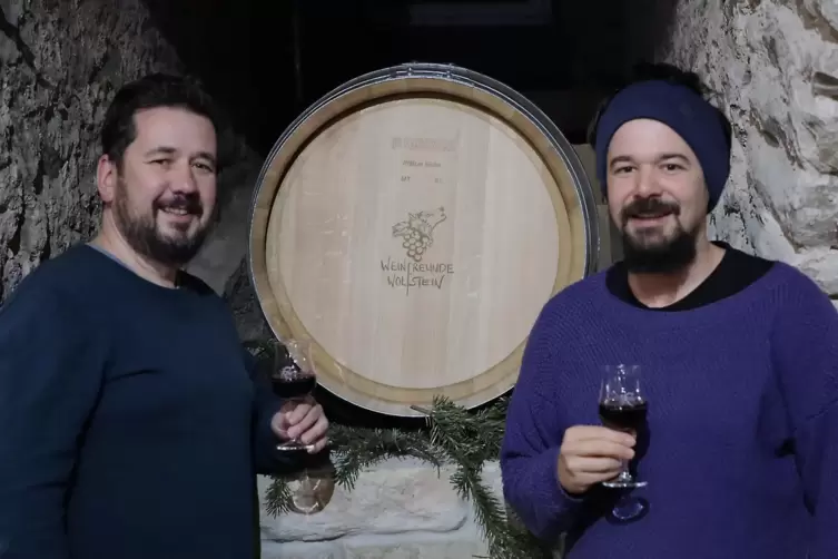  Thorsten Moser (links) und Timo Dilly von den Weinfreunden Wolfstein freuen sich schon jetzt, das neue Eichenfass im Gewölbekel