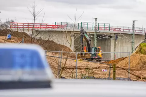 Die Fundstelle der Bombe bei den Bahnschienen.
