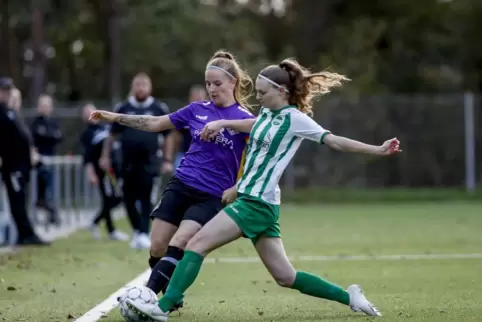 Eine der Leitfiguren des 1. FFC Kaiserslautern: Laura König (links) vom 1. FFC Kaiserslautern, hier gegen Katrin Böshar vom SV K