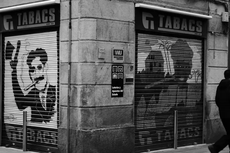 Grüße aus Barcelona: Graffiti auf den Rollläden eines Tabakladens.