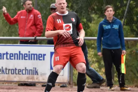 Trägt die für einen Stürmer wichtige Nummer elf und seit drei Jahren auch die Kapitänsbinde: Dennis Heß vom SV Hefersweiler.