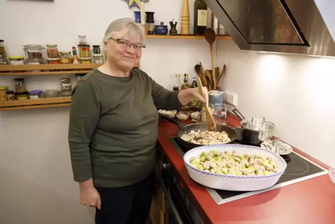 Edeltraud Fechter-Rink bereitet den Rosenkohlauflauf mit veganer »Käsesoße« zu. Edeltraud Fechter-Rink bereitet den Rosenkohlauflauf mit veganer »Käsesoße« zu.