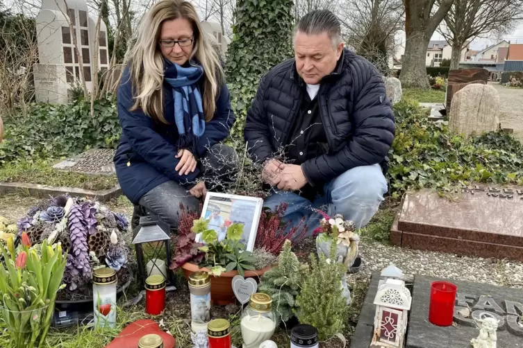 Maja und Kurt Sprengart am Grab ihres Sohnes Jonas auf dem Ruchheimer Friedhof. 