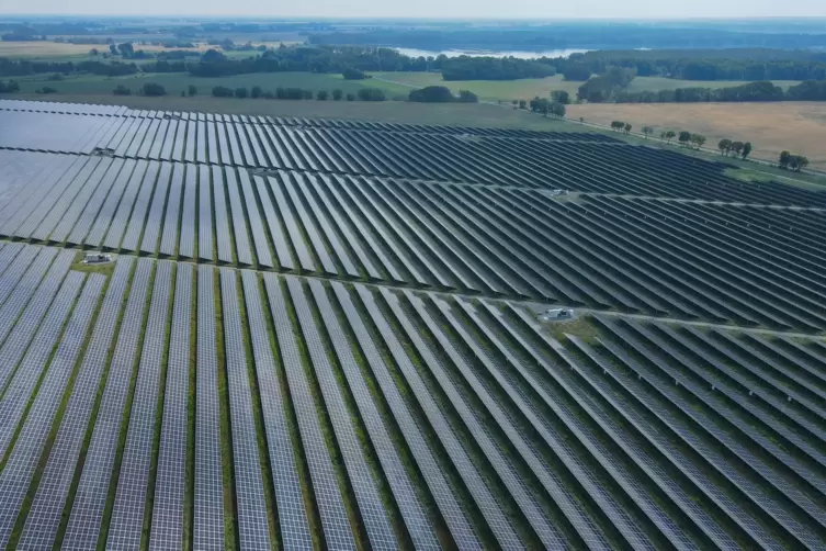 Sieht so die Zukunft aus? Blick auf einen Solarpark bei Brandenburg, das Strom für bis zu 90.000 Haushalte gewinnen soll.