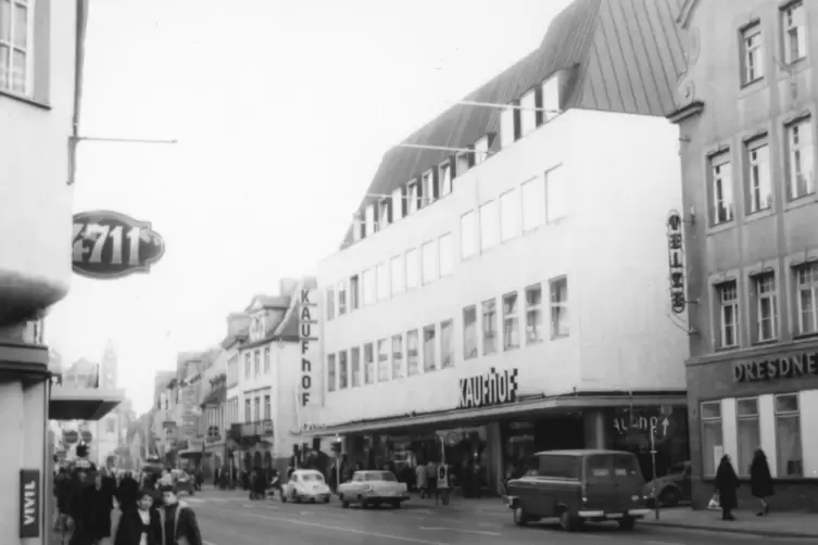 Bild aus vergangenen Tagen: Der Kaufhof an der Maximilianstraße am 21. November 1969, aufgenommen von Mitarbeitern des Stadtbaua