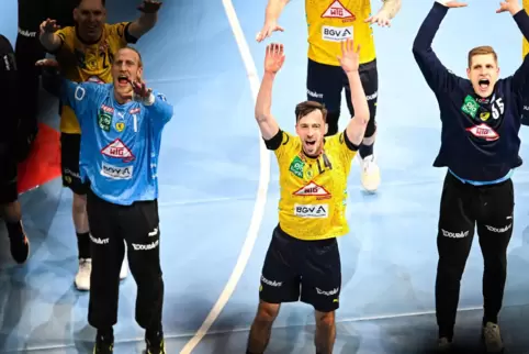 Die Spieler der Rhein-Neckar Löwen feiern und bedanken sich bei ihren Fans. 