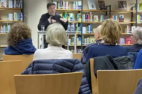 Markus Orths verbreitete mit seinem kleinen Roman „Tante Ernas letzter Tanz“ viel Freude in der Stadtbücherei.