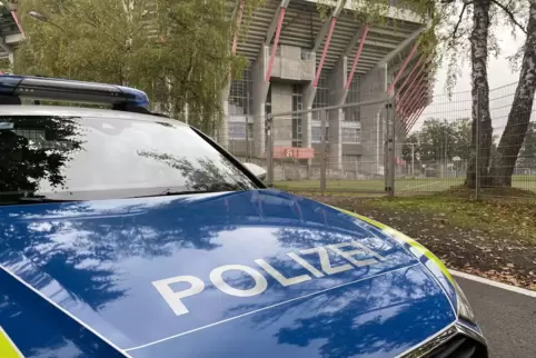 Beim Spiel zwischen dem FCK und Holstein Kiel blieb es laut Polizei weitgehend friedlich. 