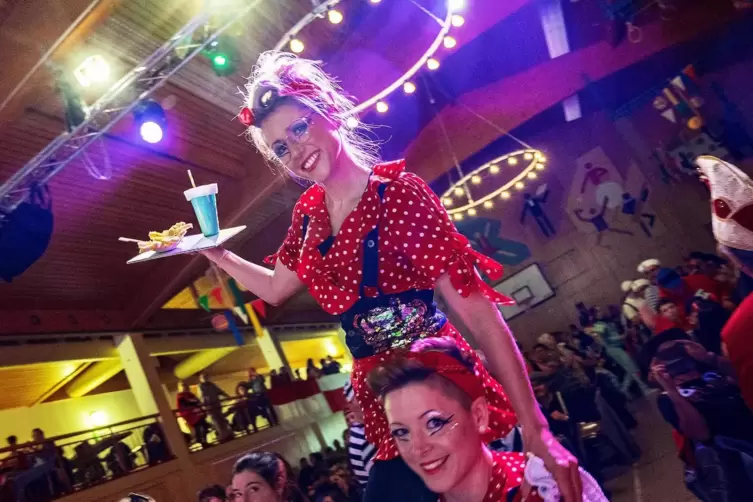  Die „Dancing Queens“ des CVP bahnen sich einen Weg durch die Menge.