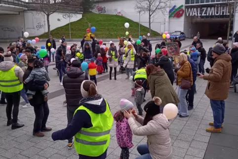 Bunter Protest zu einem tristen Thema auf dem Berliner Platz. 