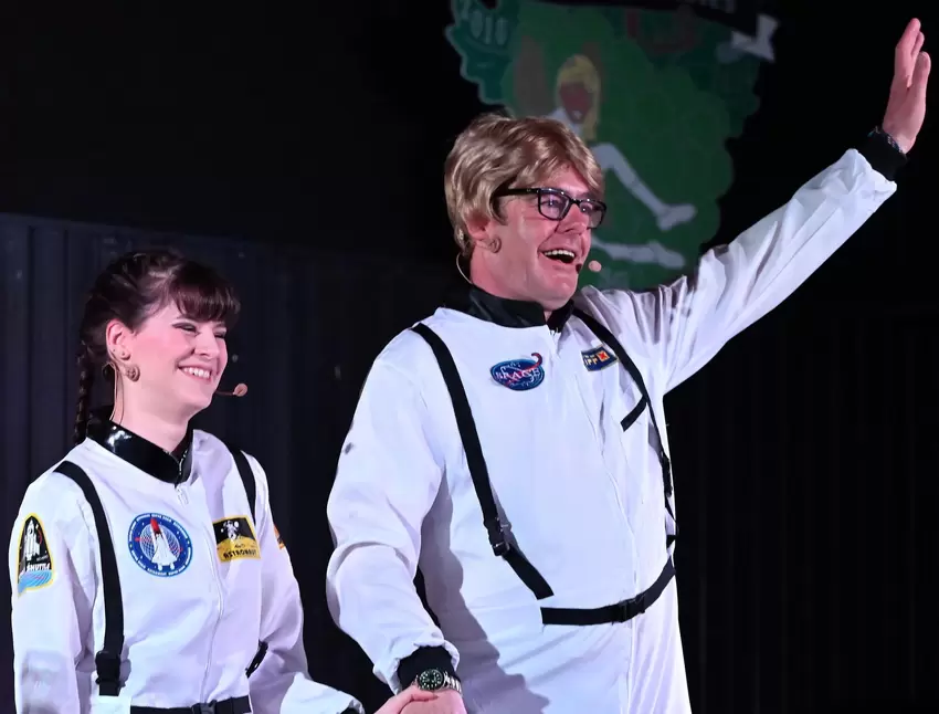 Mußbach: Hatten eine lange Anreise: Janina Gutting und Frank Schädler als die Astronauten Frieda und Herbert in der Bütt.