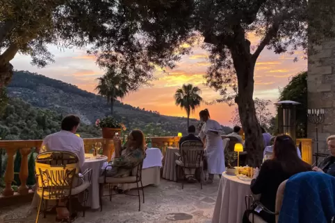 Mallorca ist die meistbesuchte europäische Ferieninsel: Terrasse des Restaurants El Olivo in Deià in den Bergen der Balearen-Ins