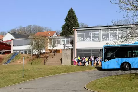  Zwischen Rutsche (links) und Einfahrt der Grundschule Stambach soll ein Neubau entstehen, damit der Standort Contwig aufgegeben