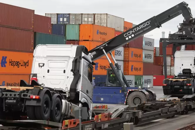 Bis das neue Terminal gebaut ist, werden die Lastwagen noch im Wörther Hafen verladen. Bis das neue Terminal gebaut ist, werden die Lastwagen noch im Wörther Hafen verladen.