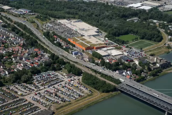 Rund ums Maximiliancenter ist immer viel Verkehr. Rund ums Maximiliancenter ist immer viel Verkehr.