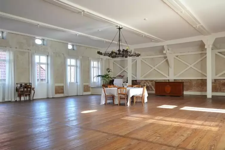 100 G&auml;ste haben hier Platz: der renovierte Ballsaal des Hotel-Restaurants an der Weinstra&szlig;e.