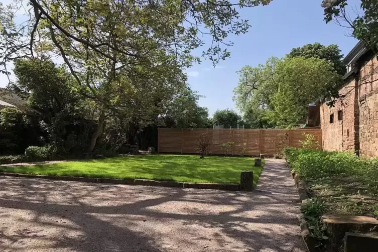 Soll ab dem Fr&uuml;hjahr mit Au&szlig;engastronomie und Selbstbedienungstheke zum Verweilen einladen: der Garten des Anwesens.
