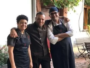 Verstärkung aus dem Land der Pharaonen: Küchenchef Sascha Schröder (Mitte) mit den beiden Kochlehrlingen des Betriebs aus Ägypte