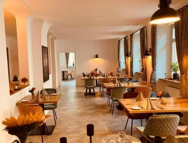 Innerhalb eines Vierteljahrs wurde der Adler umgebaut und neu eröffnet – hier ein Blick ins Restaurant.