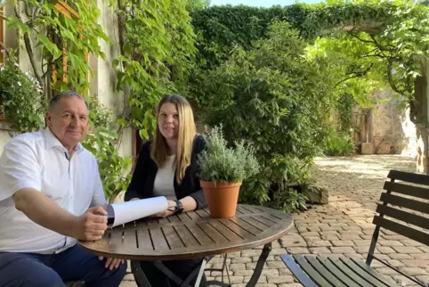 Mehr oder weniger zufällig gemeinsam in der Gastronomie gelandet: Immobilienunternehmer Falk-Joachim Seidel mit Stieftochter Lis Mehr oder weniger zufällig gemeinsam in der Gastronomie gelandet: Immobilienunternehmer Falk-Joachim Seidel mit Stieftochter Lis