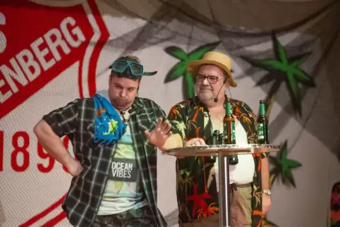 Die „Zwä Dummbabbler“ (von links Pascal und Peter Balzer) haben seit Jahren einen festen Platz im Programm des TuS.