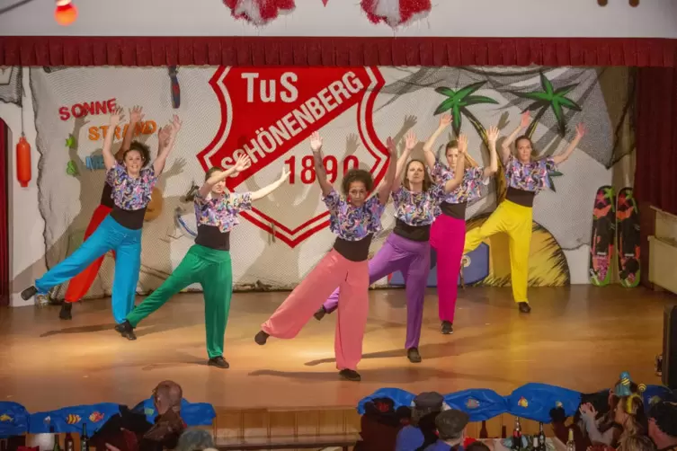 Sport und Show: Einen Zumba-Tanz boten die Sexy Ladies des TuS dar.