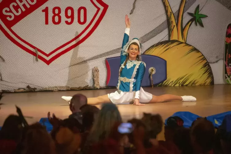 N&auml;rrisches Jubil&auml;um: Funkenmariechen Alina Ullmann tritt seit elf Jahren auf.