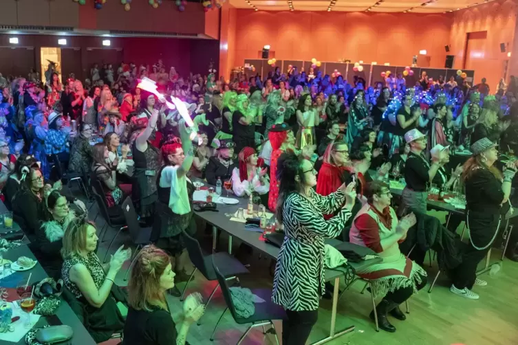 Das Publikum bei der Damensitzung war begeistert. 