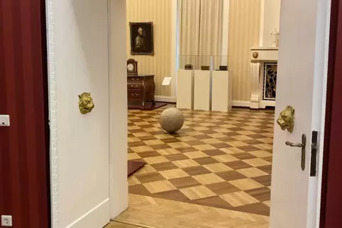 Neue Sicht auf die Dinge: Installation mit Kugel von Susanne Egle aus Ilversheim im Roentgen-Museum in Neuwied. Neue Sicht auf die Dinge: Installation mit Kugel von Susanne Egle aus Ilversheim im Roentgen-Museum in Neuwied.