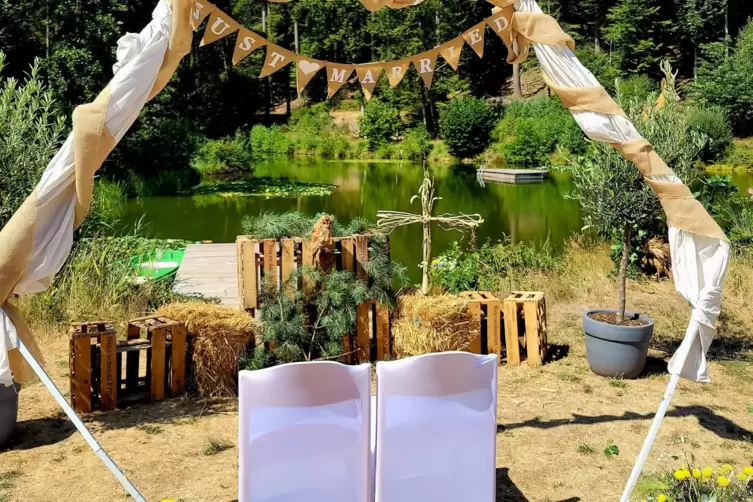 Sieben Hochzeiten wurden 2022 im Grünen gefeiert. Hier wurde am See ein ökumenischer Altar aufgebaut.