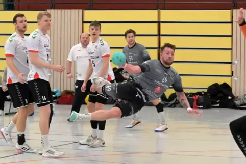 3:3: Speyers Kreisläufer Johannes Fischer gleicht aus.