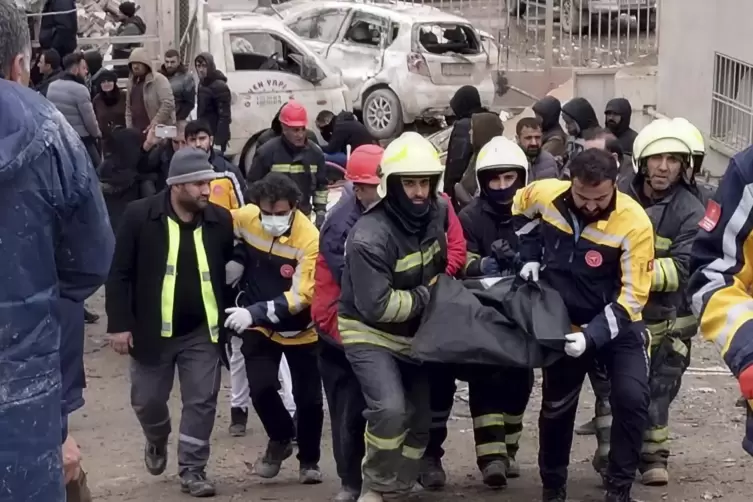Feuerwehrleute tragen ein Opfer in Diyarbakir. 