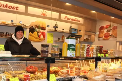 Aleyna Gümüs bringt mit ihrem Verkaufswagen neue Köstlichkeiten auf den Wachenheimer Wochenmarkt.