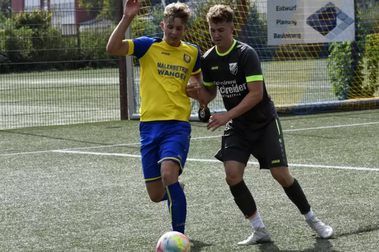 Bestes Saisonspiel: DJK Eppsteins David Wißmeier (rechts) gegen Bobenheim-Roxheim. 