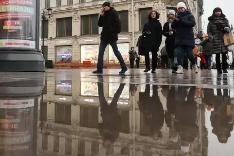 In Sankt Petersburg gehen Menschen auf dem Newski-Prospekt spazieren, der 4,5 Kilometer langen Einkaufsstraße im historischen Ze