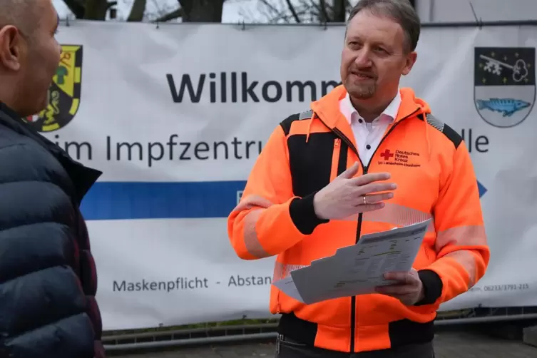 Michael Reith in Rotkreuzjacke bei einer Impfaktion vor einem Jahr. &bdquo;Das macht mir Spa&szlig;&ldquo;, sagt er. 