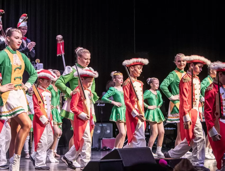 Die Junioren-Prinzessgarde und die Mini-Ranzengarde.